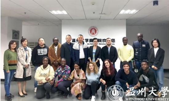 开云电子（中国）官方网站_开云电子（中国）官方网站商学院第一届硕士学位留学生合影.jpg